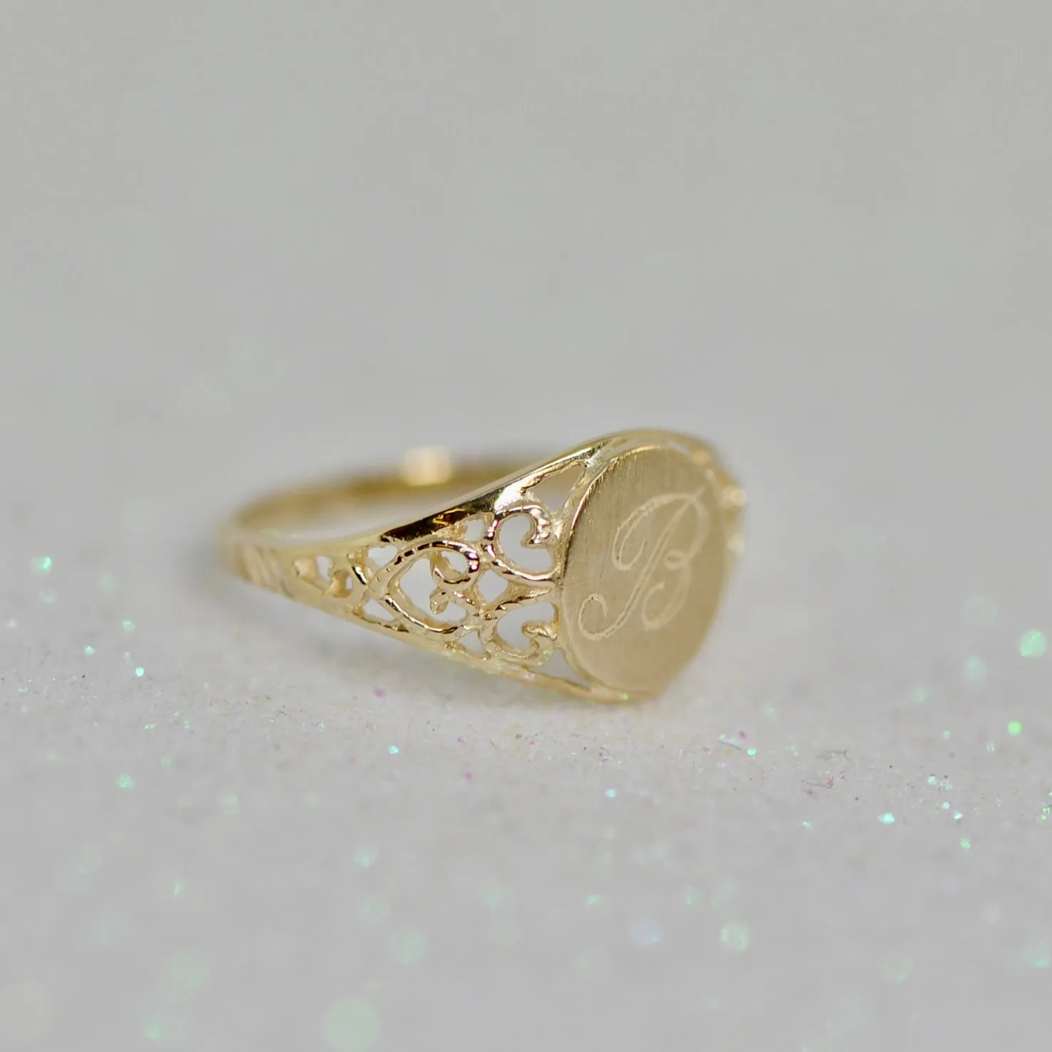 14k Yellow Gold Oval With Lightweight Filigree Band Signet Ring (Ladies Sizes)